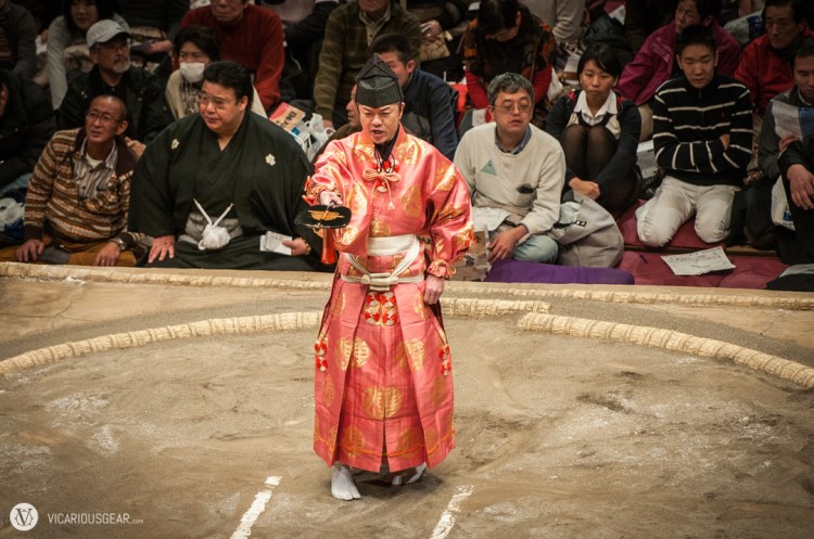 Probably my favorite referee (gyōji). He had some crazy facial expressions.