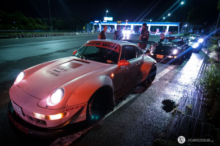 While we waited for the cars with no ETC (Japan's version of EZ pass for toll roads), Porsches started to pile up.