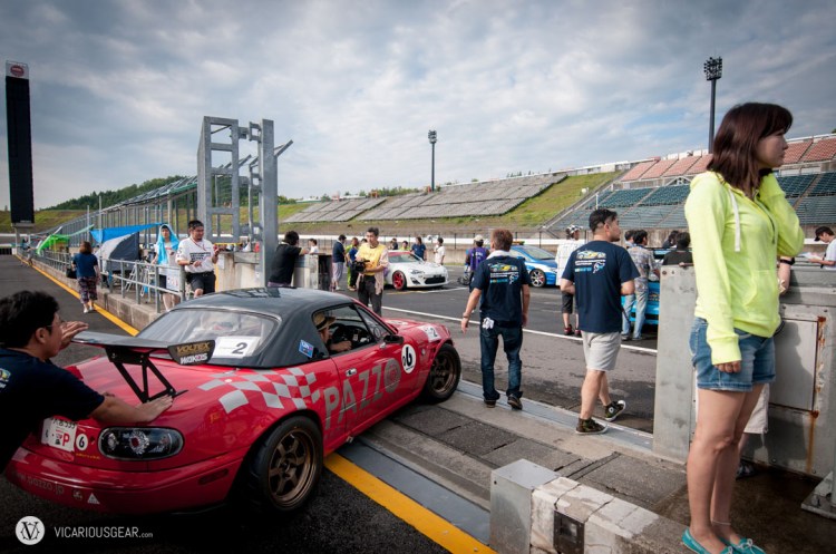 Shortly after the refueling demo, it was time to push the cars out onto the starting grid.