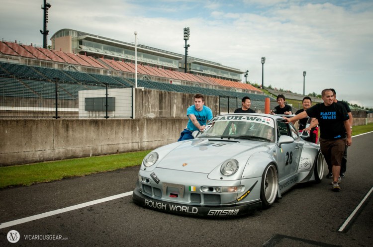 Gary making sure his Irish flag wearing 993 made it into place safe and sound.