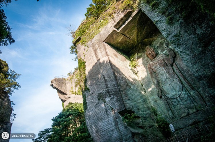If you take the hiking path, it will drop you off at the base of the impressive Hyaku-Shaku Kannon. You can see the "View of Hell" (地獄のぞき Jigoku Nozoki) poking out into the sky on the left.