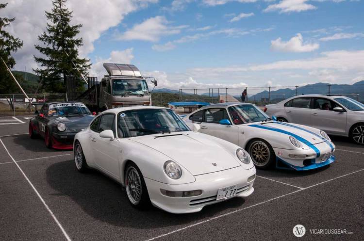 And a group of Porsches. Man, I miss my 993...