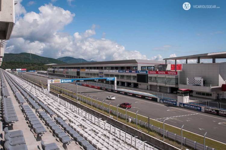Speaking of passions, I was overjoyed when I heard the sound of a track day taking place on the other side of the grandstand.