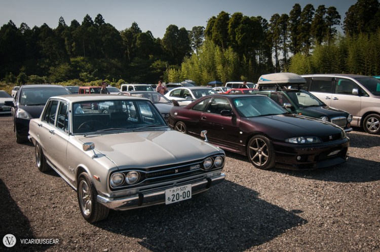 Another box 2000GT next to an R33 in one of my favorite colors, midnight purple.