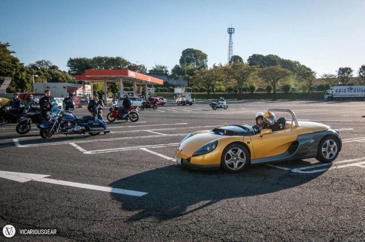 It seems I turned up a few minutes too late as the group that came along with this Renault Sport Spider were already on their way out. I loved that this guy was sporting the version without a windshield.