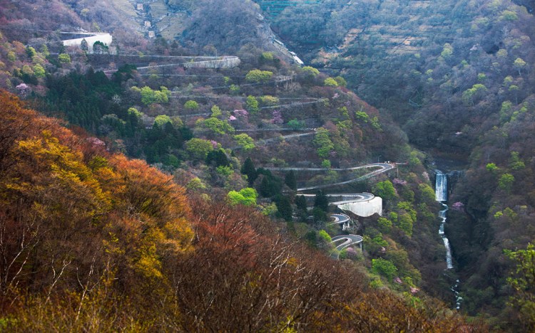 Here is a  picture of the downhill that I found from a Capelux.com article on places to test the limits of your luxury car. http://capelux.com/testing-your-luxury-cars-limits-on-the-top-best-tracks/